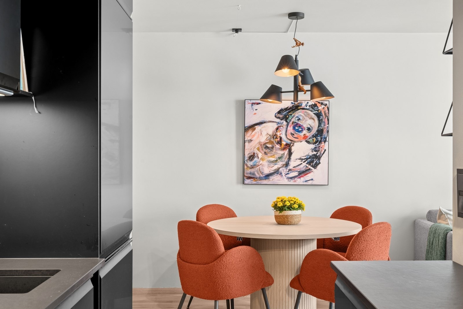 Kjøkkenet har direkte adkomst til spiseplassen. Galleribilde