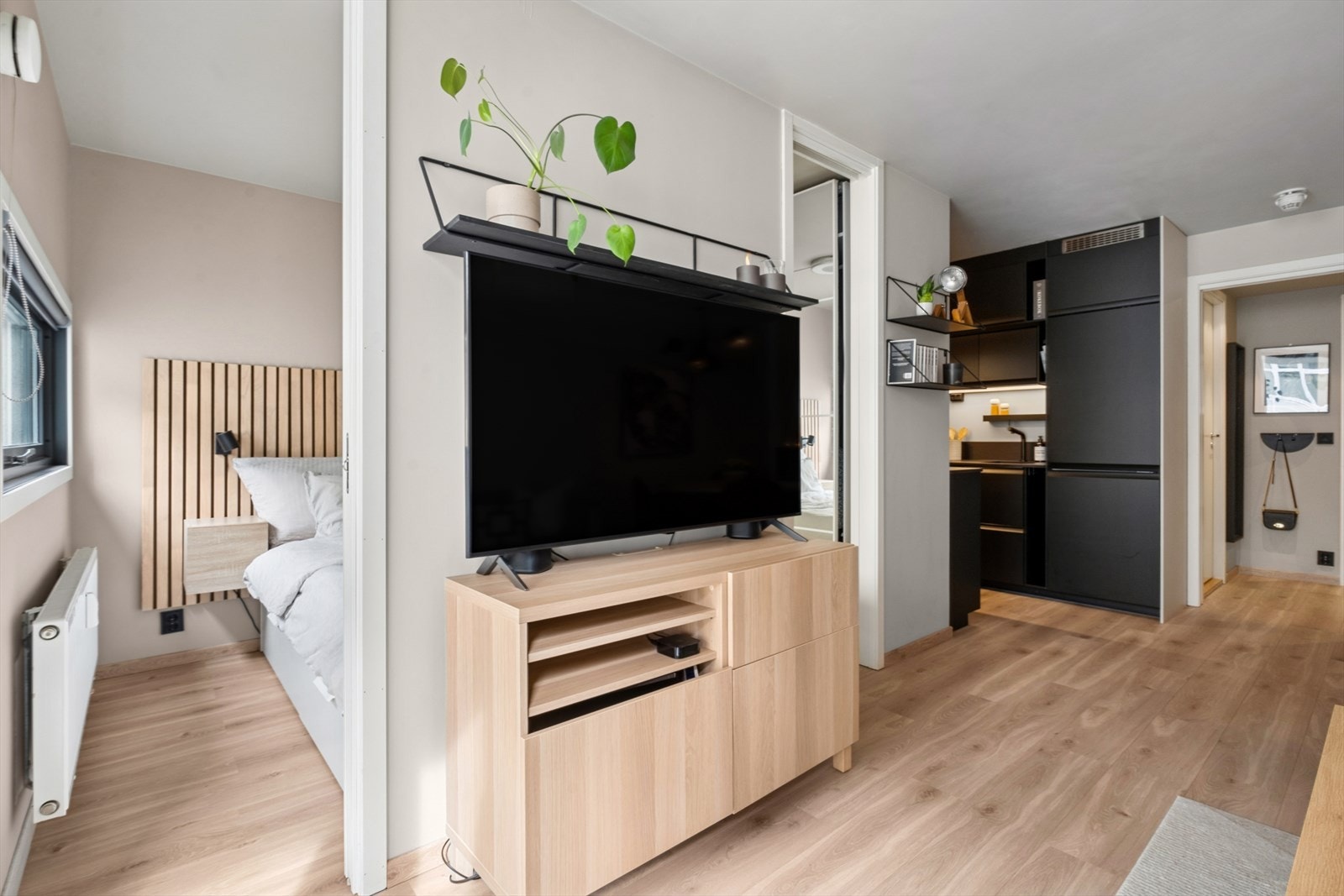 Gulvet er belagt med 1-stavs laminat, lagt i 2023. Galleribilde