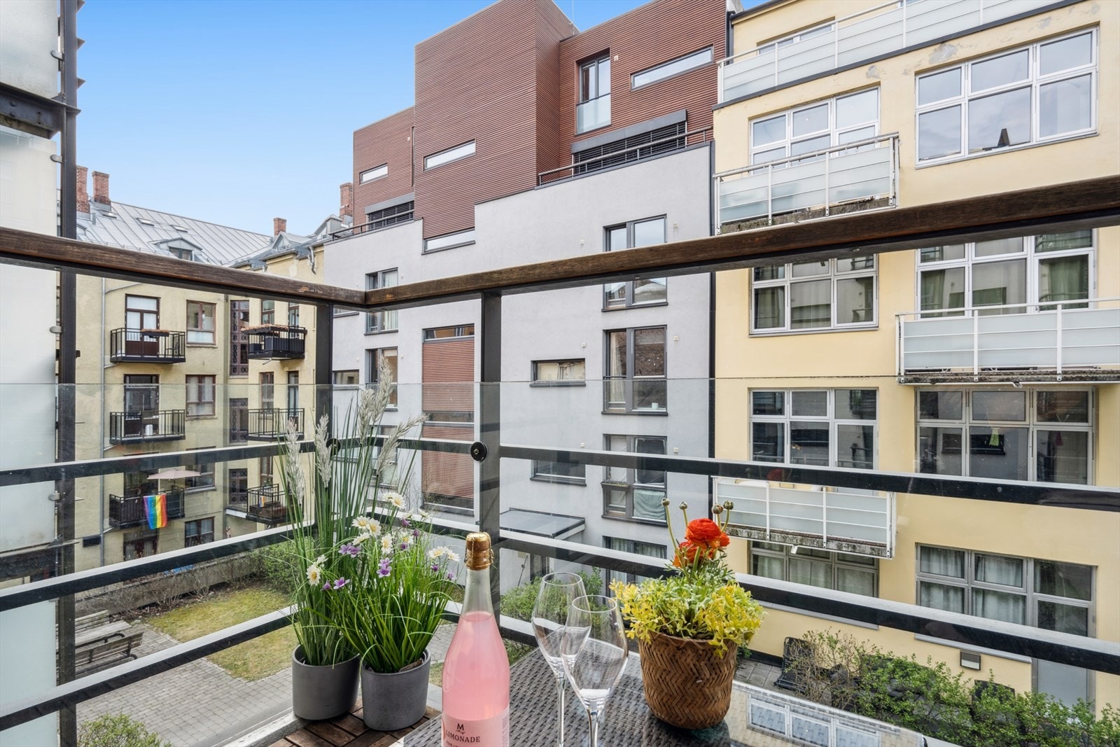 Sjarmerende balkong på 3,5 m² med utsyn mot en fredelig og frodig bakgård - perfekt for rolige morgenstunder og avslapping. Galleribilde