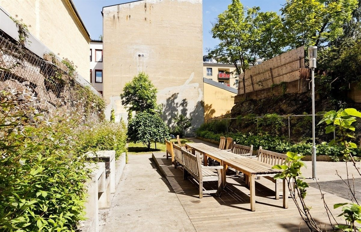 Hyggelig sittegruppe i bakgård. Galleribilde