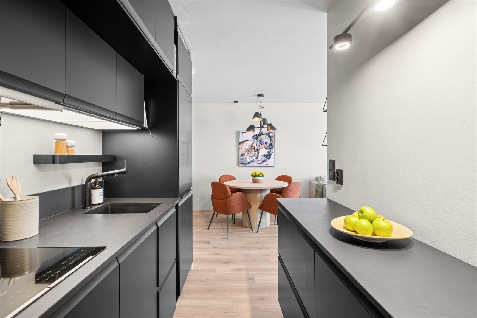 Moderne og funksjonelt kjøkken, designet med mye oppbevaringsplass. Benkeplaten er fra Nerostein i keramikk (2023) - tåler høy varme. Galleribilde