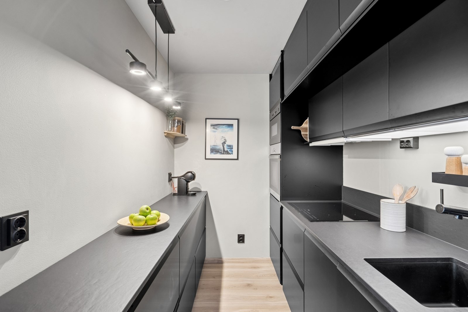 Romslig kjøkken med god benkeplass, ideelt for matlaging og prep. Galleribilde