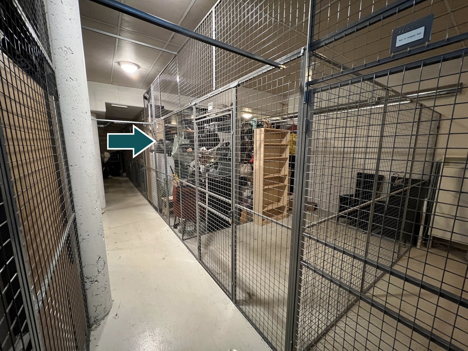 Boden på 10,5 m², markert med pil, tilhører leiligheten. Boden i forkant noe mindre. Galleribilde