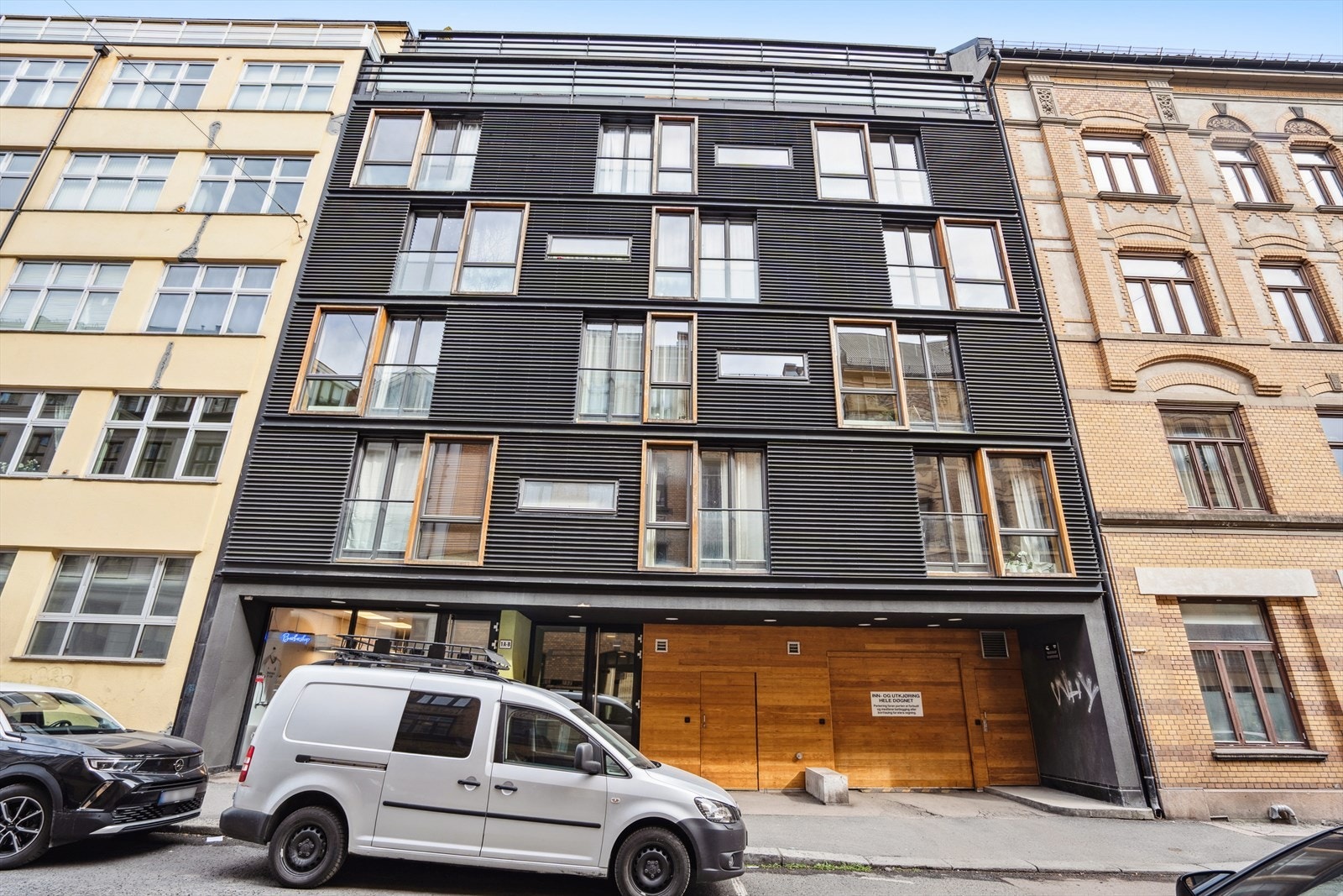 Den moderne fasaden til bygården som må passeres for å nå boligen, som ligger i en indre gård. Galleribilde