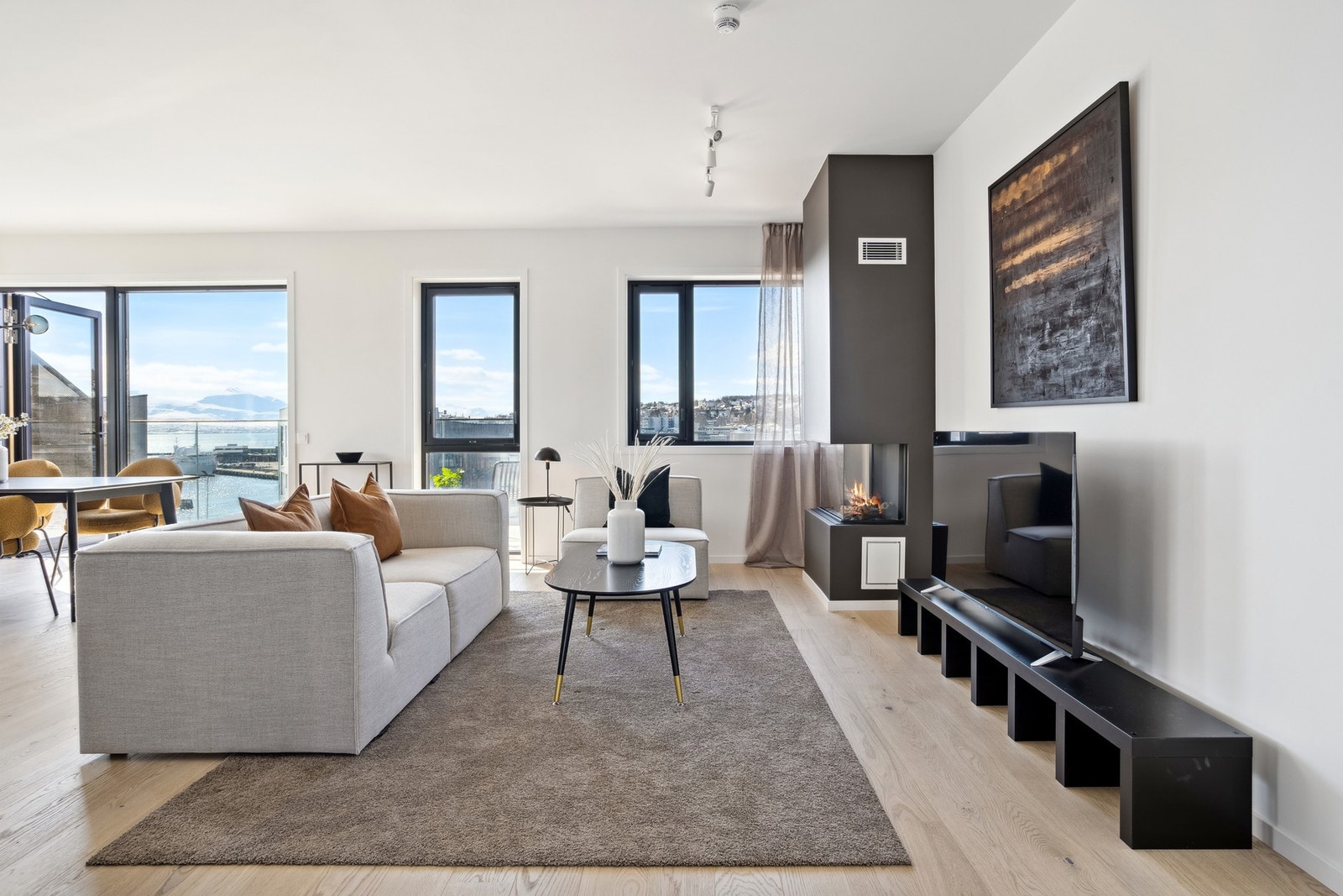 Lys og innbydende stue. Perfekt kombinasjon av komfort og estetikk! Galleribilde