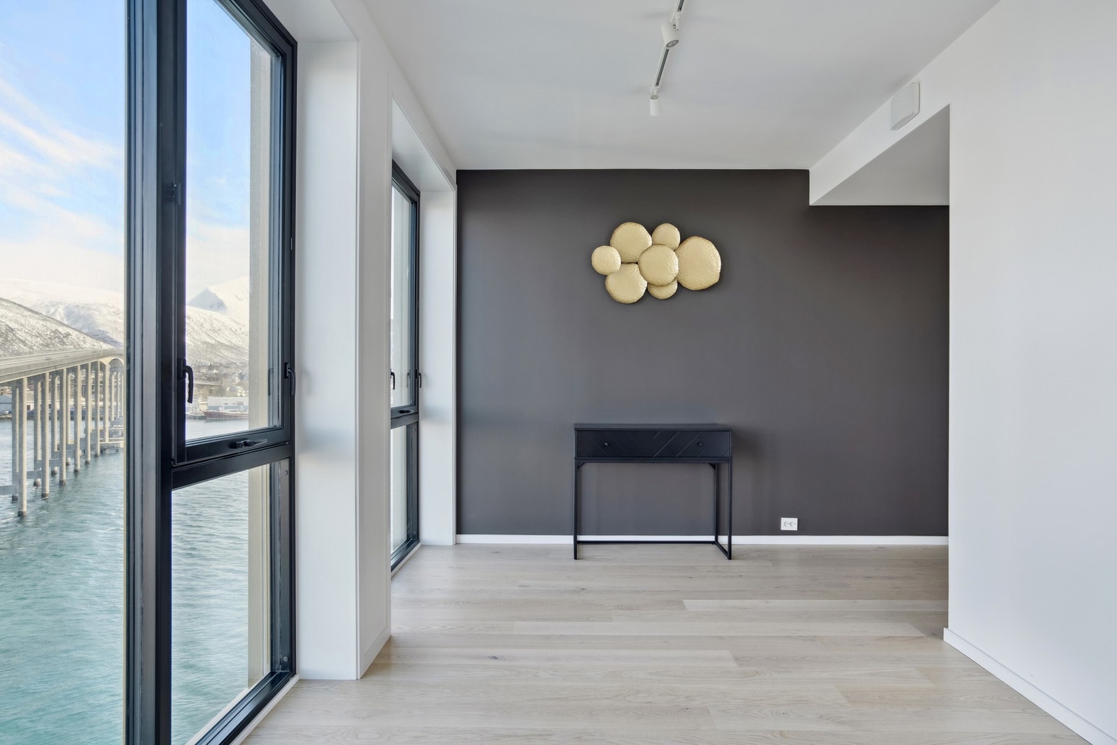 Romslig entré med stilrene overflater og gode muligheter for oppbevaring. Store vindusflater mot nord. Galleribilde