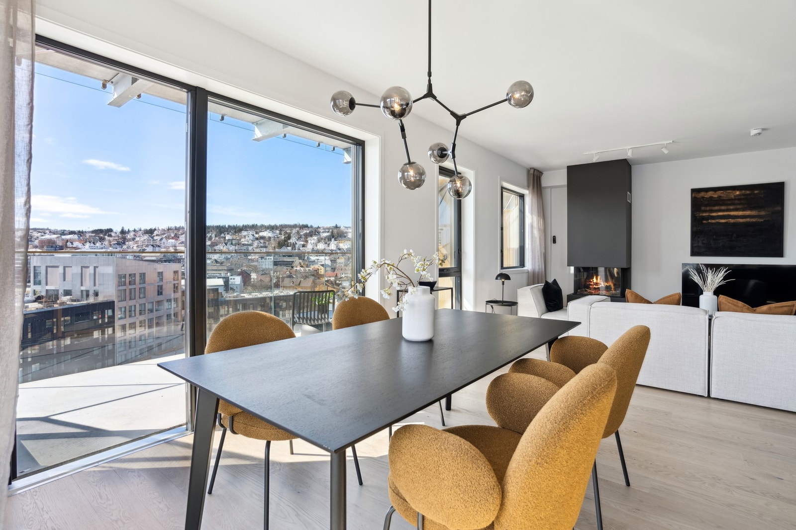 Elegant spisestue med flotte vindusflater og utgang til balkong mot sør/vest. Galleribilde