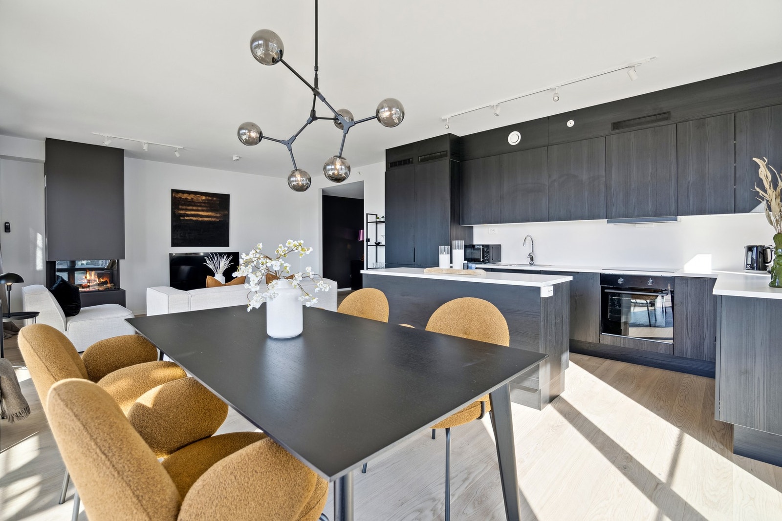 Kjøkkenet er perfekt plassert i rommet og skaper en naturlig sone for spisestuen. Galleribilde