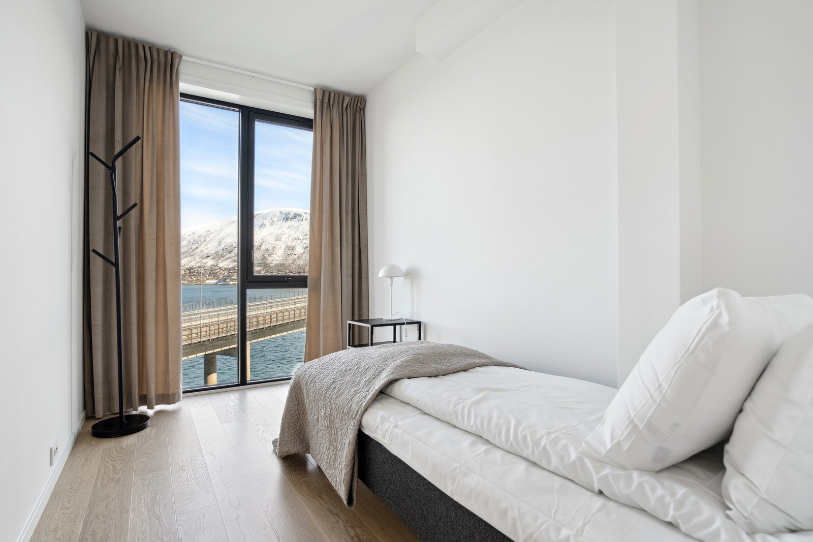 Soverom nr. 2 byr også på store vindusflater med flott utsikt. Galleribilde