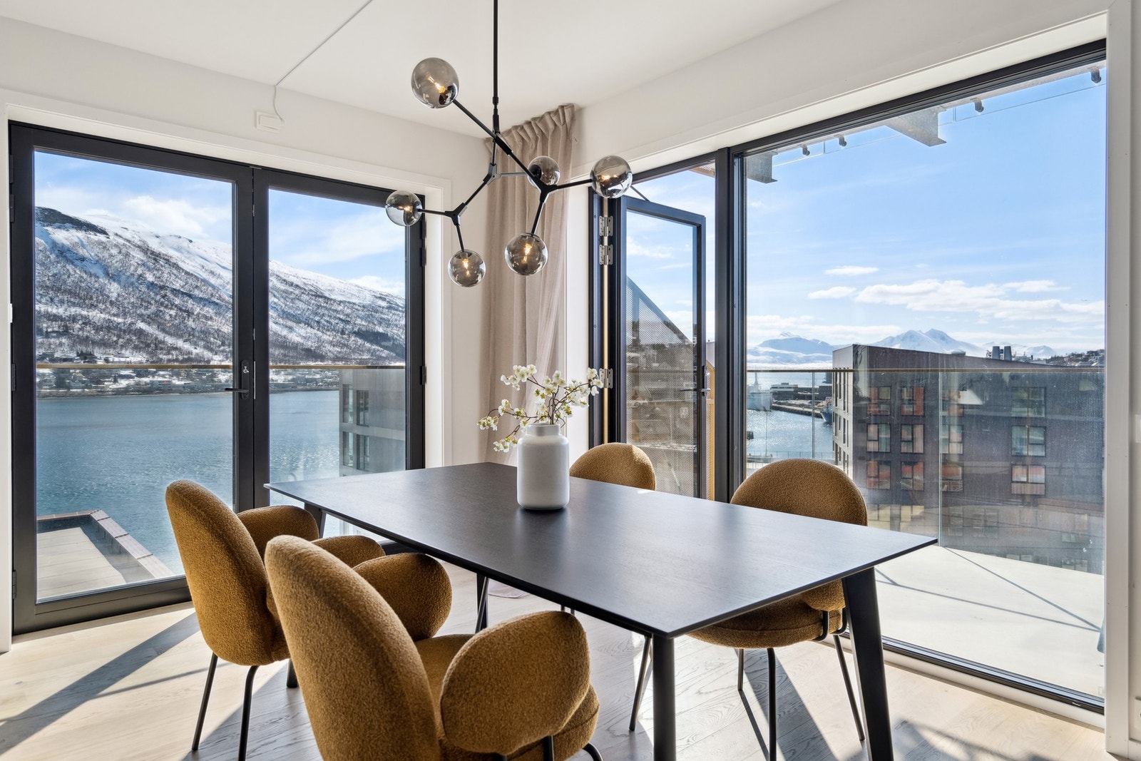 Leiligheten har kvalitetsmessig utførelse og utforming med et moderne og stilrent uttrykk. Galleribilde