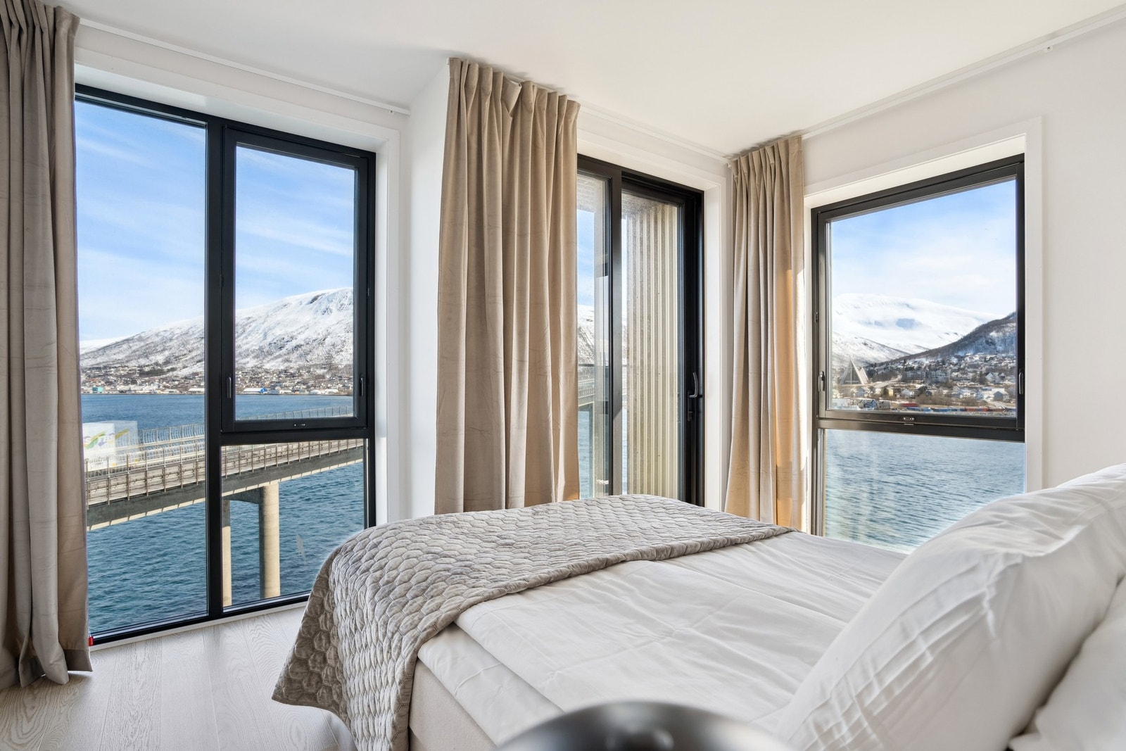 Hovedsoverommet har store vinduer. De rammer inn den spektakulære naturen, og gir rommet et luftig og eksklusivt preg. Galleribilde