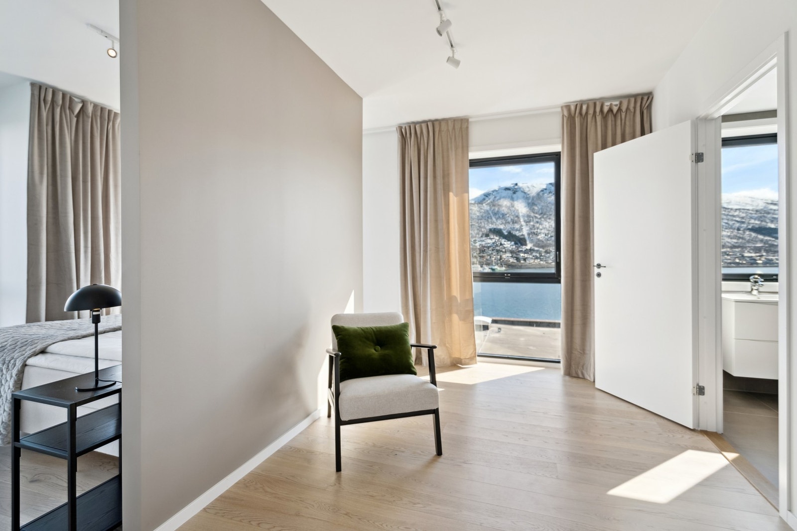 Den praktiske inndelingen av soverommet, gir god plass til både klesoppbevaring og kontorplass. Det er også direkte adkomst til et privat bad. Galleribilde