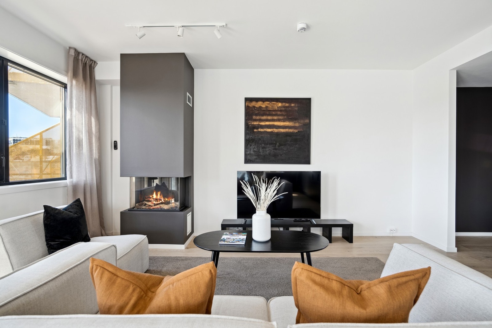 Stilig design på peisen, som i tillegg skaper en lun atmosfære. Galleribilde