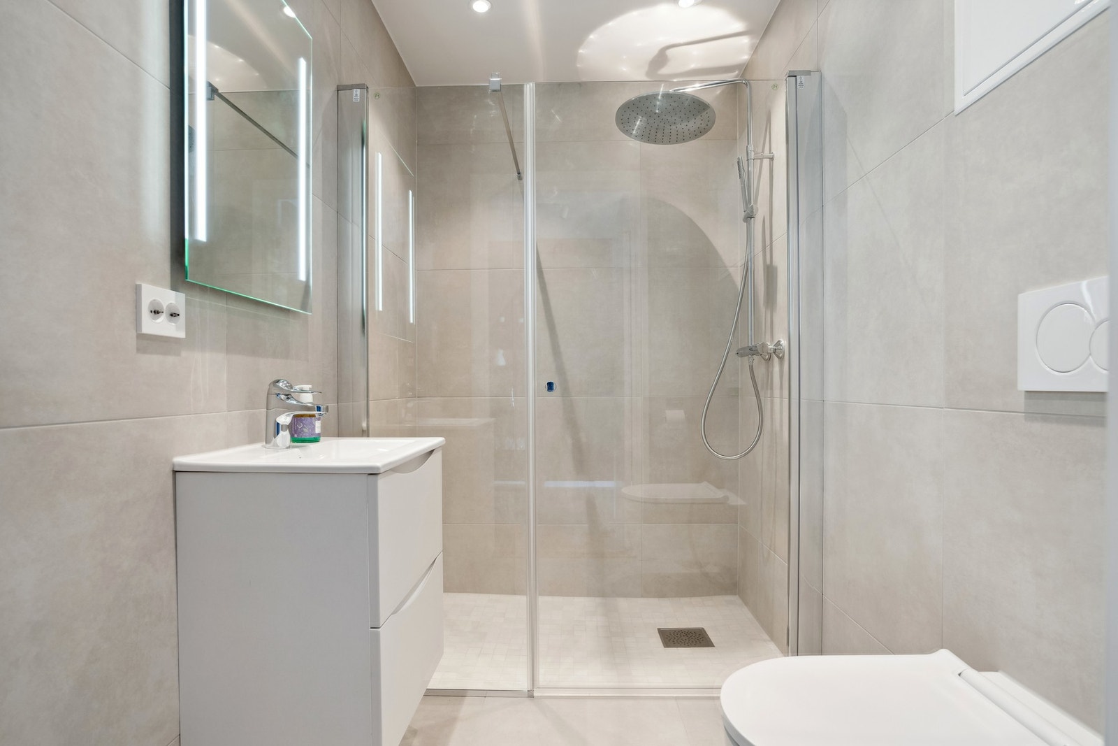 Det andre badet i leiligheten har et behagelige fargevalg og waterfall-dusj. Galleribilde