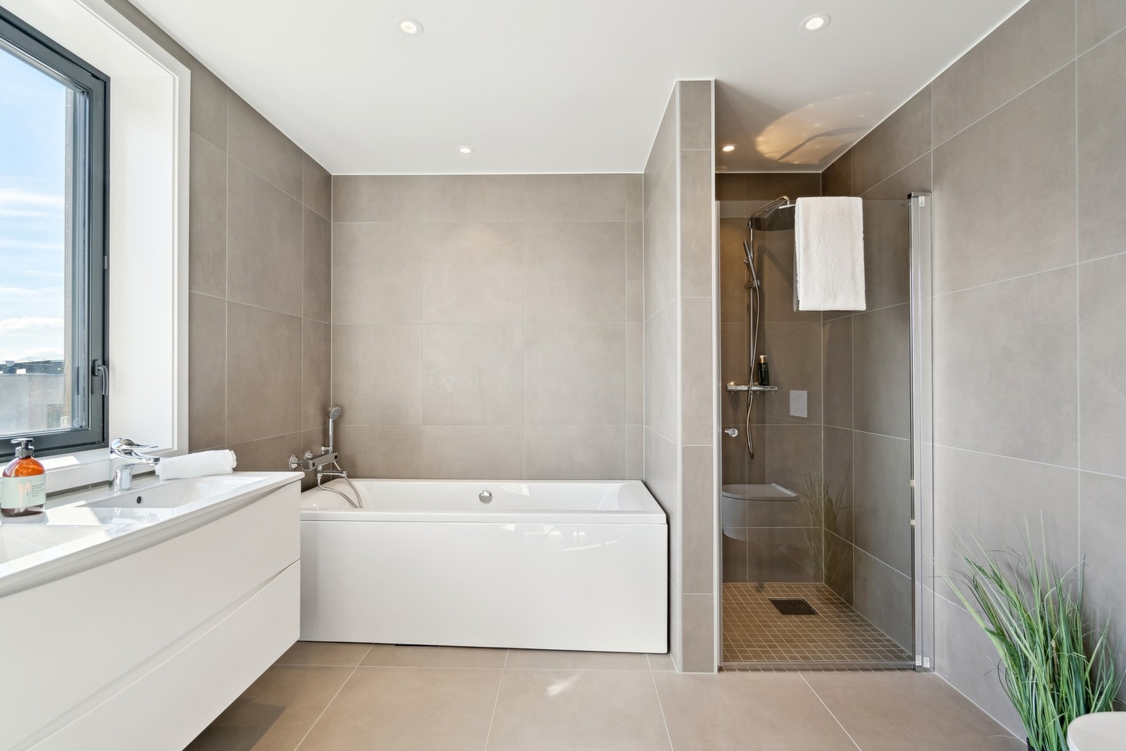 De duse fargene, skaper en herlig atmosfære. badet er utstyrt med både dusjnisje og badekar. Galleribilde