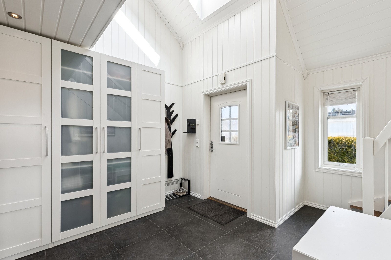 Entrè med god takhøyde og takvindu Galleribilde