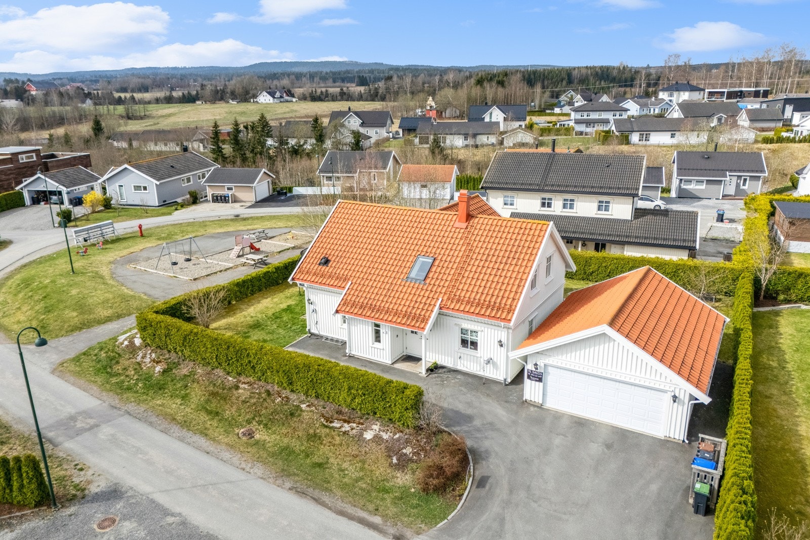 Dobbelgarasje og asfaltert innkjørsel Galleribilde