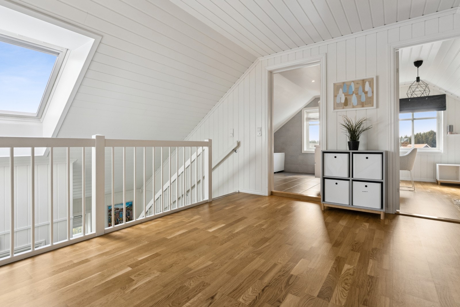 Loftstue med godt lysinnslipp Galleribilde