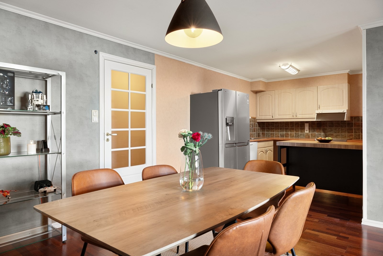 Kjøkken og stue i delvis åpen løsning Galleribilde