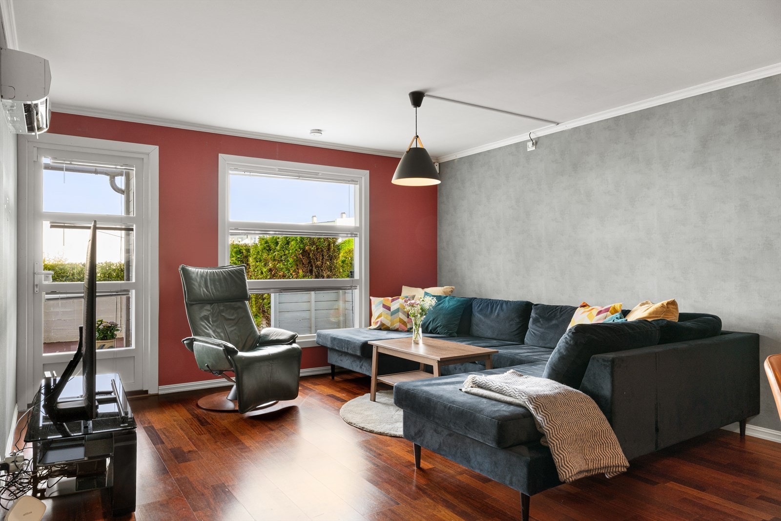 Romslig stue med god plass til sofa, TV-benk og annet møblement. Galleribilde