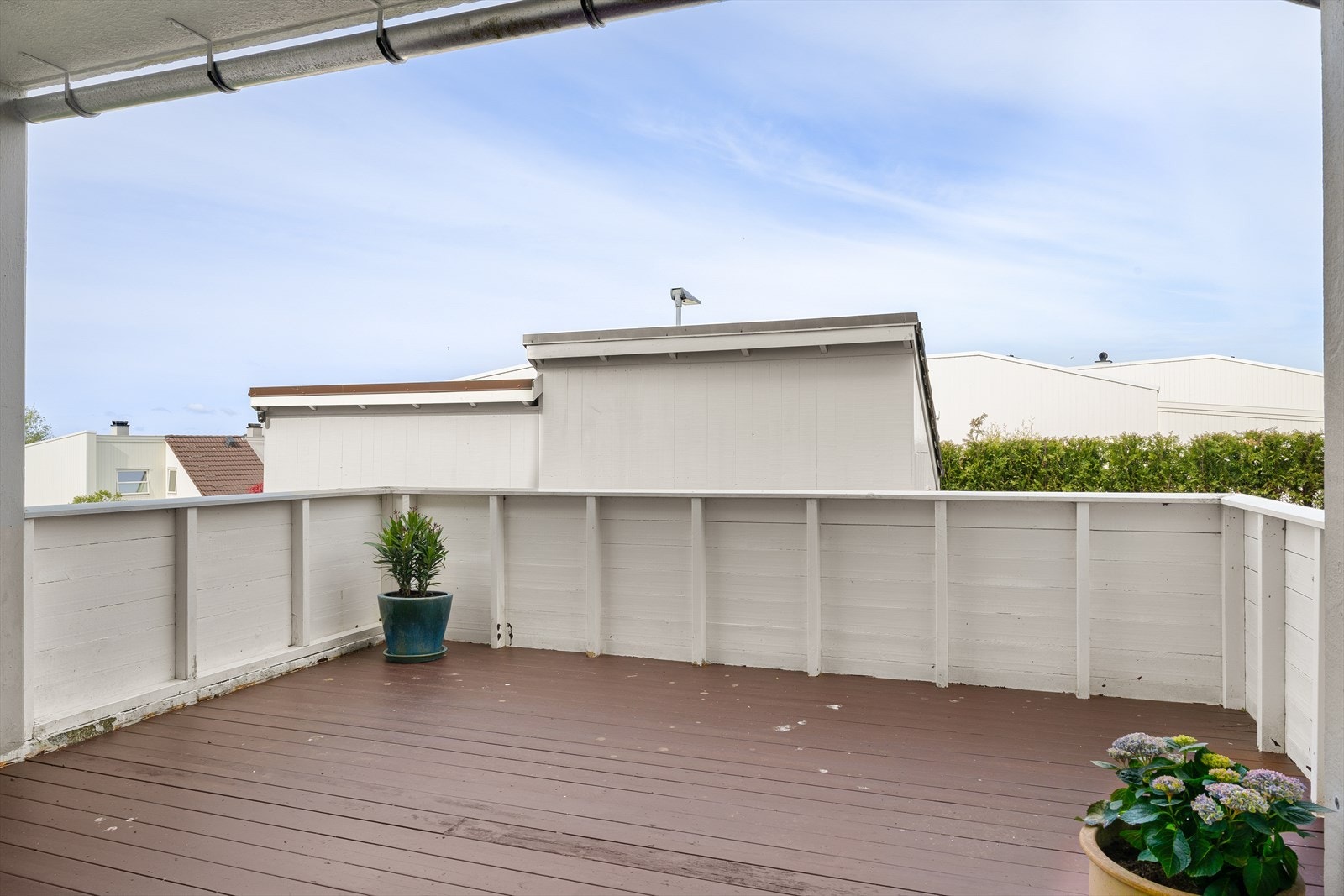 Utgang til en stor terrasse fra stue Galleribilde