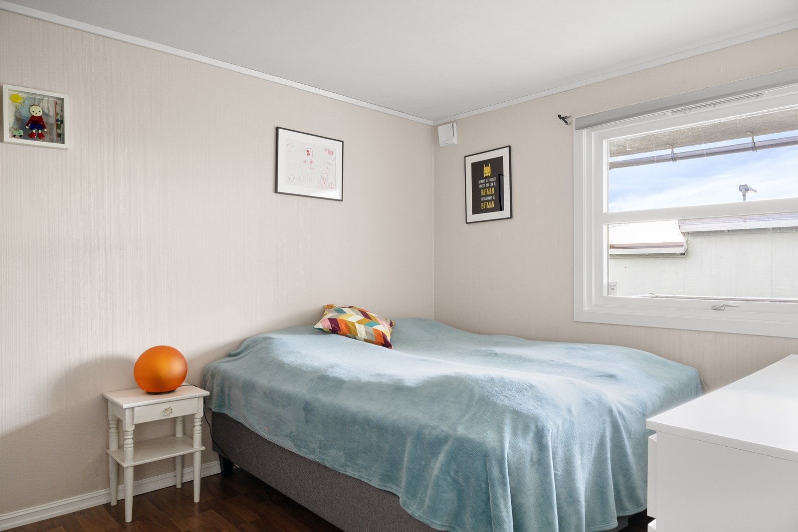 Soverom av god størrelse med plass til seng, garderobeskap og nattbord Galleribilde