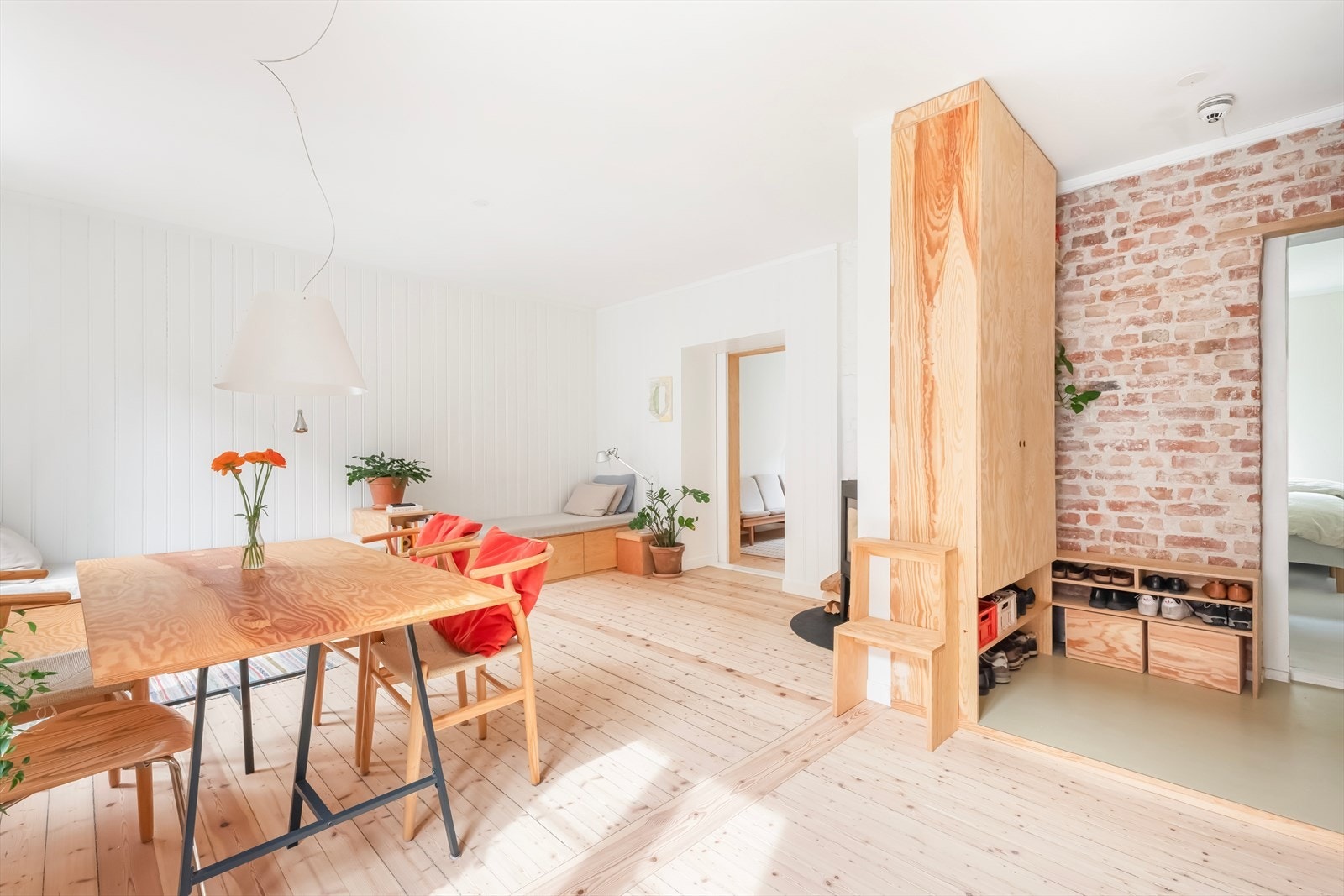 - Kjøkkensonen ligger behagelig tilbaketrukket fra resten av oppholdsrommet, og spisebord fungerer som en naturlig romdeler - Galleribilde