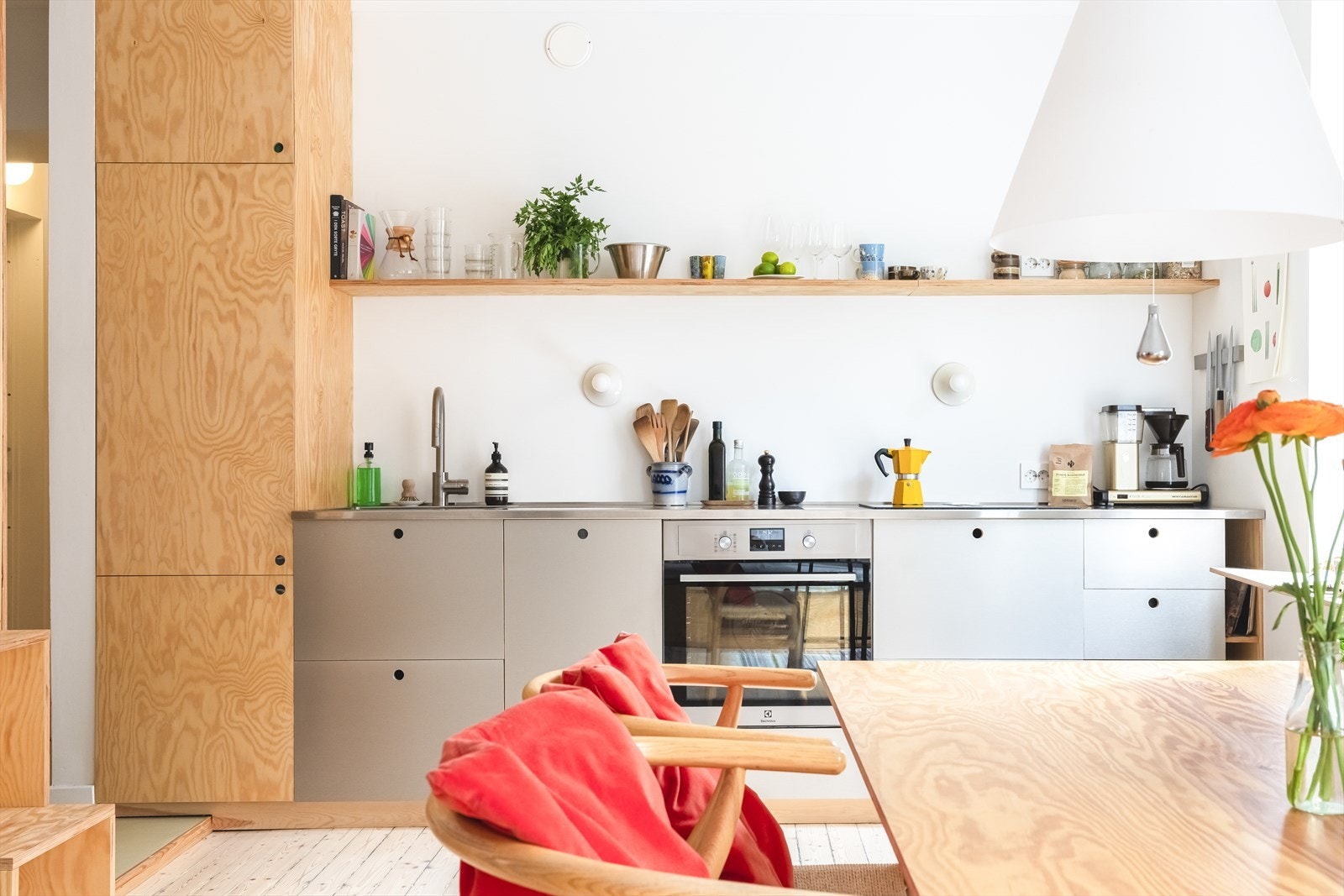 - Kjøkkenet er utstyrt med integrert oppvaskmaskin, kjøl- / fryseskap, komfyr og platetopp med innfelt vifte - Galleribilde