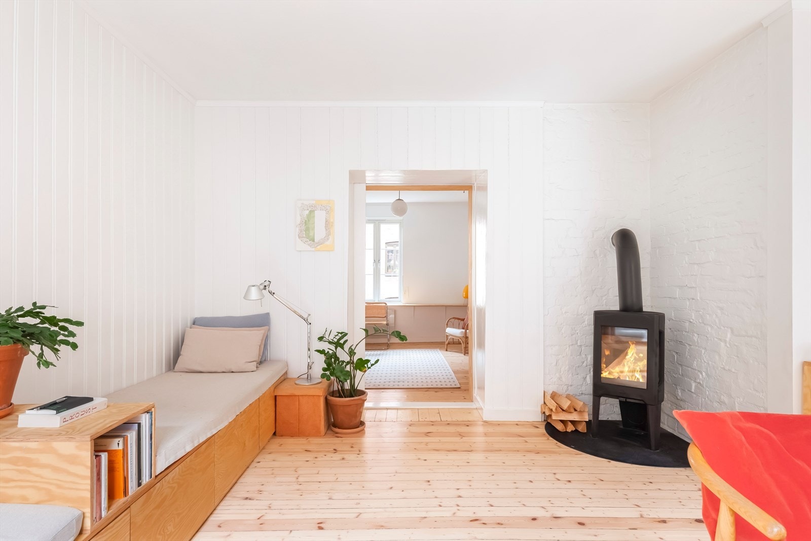 - Peisen er plassert midt i boligen for en jevn varmefordeling - Galleribilde