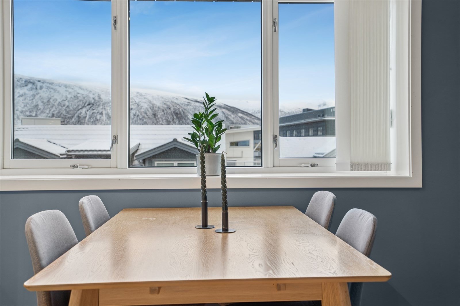 Det er plass til å innrede med spisegruppe og sofa med tilhørende møblement. Galleribilde