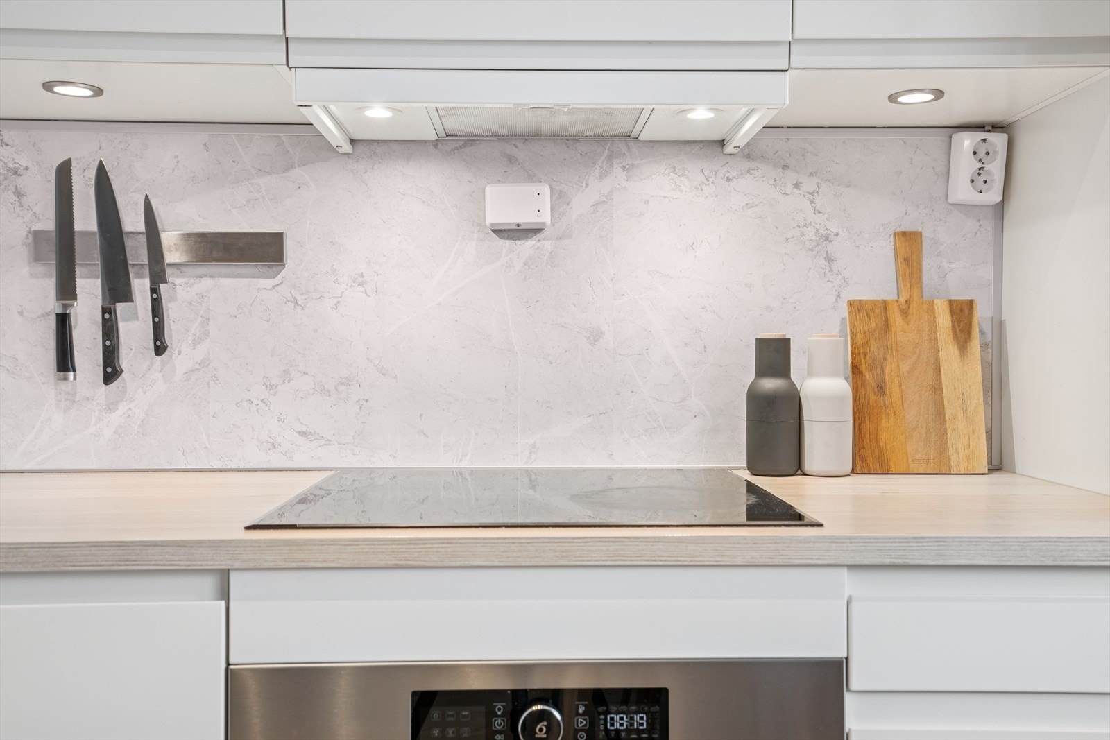 Innredningen har både over- og underskap, hvor det er belysning under overskapene. Galleribilde