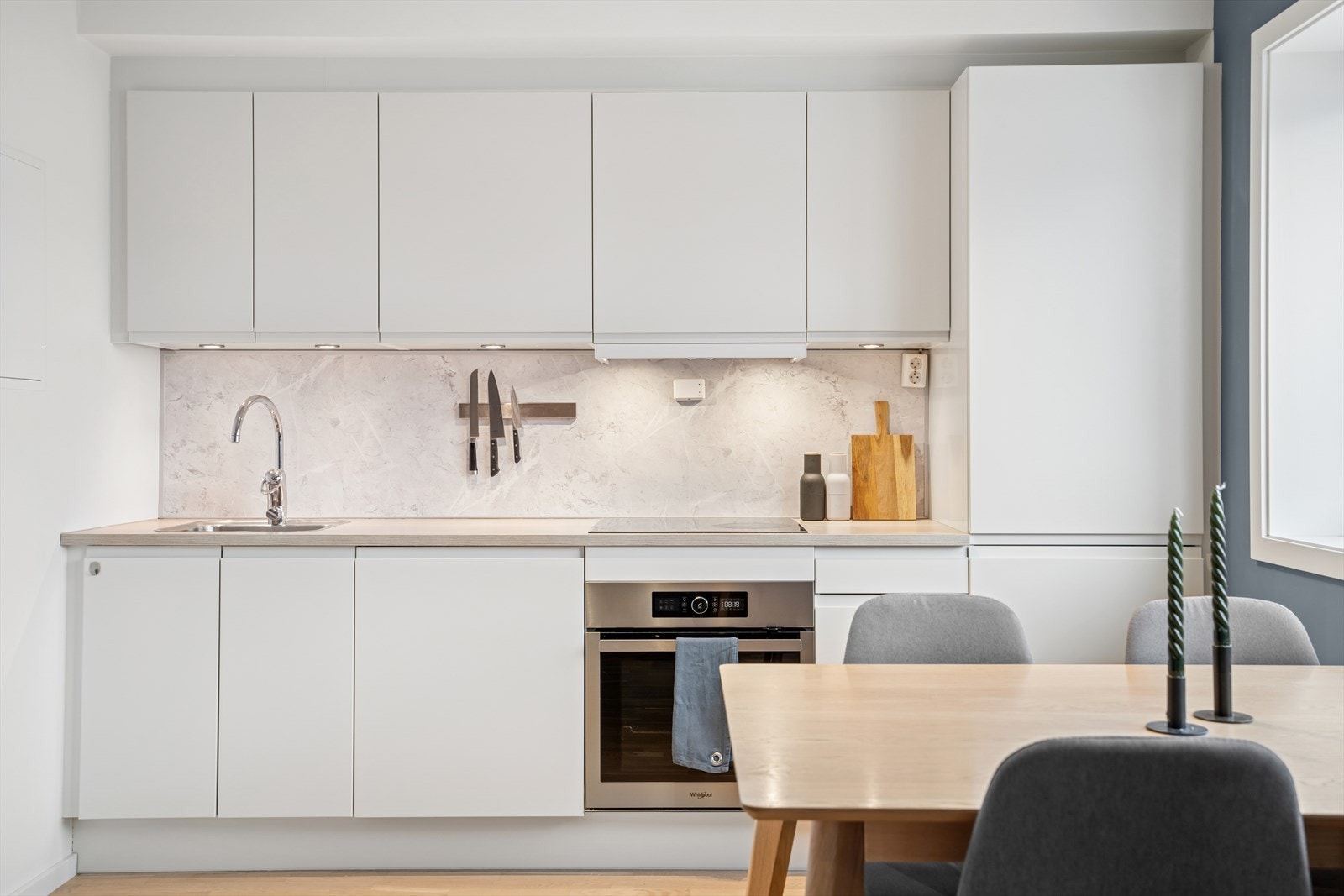 Kjøkkeninnredningen består av laminerte skrog med laminerte slette fronter og laminert benkeplate. Galleribilde