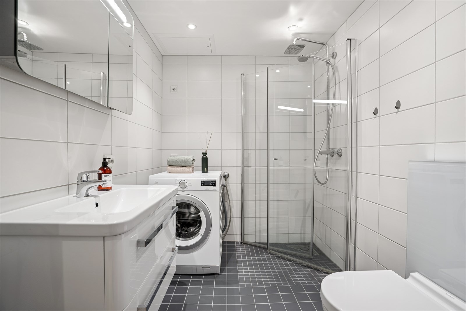Bad/vaskerommet har fliselagt vegger og fliselagt gulv med termostatstyrte elektriske varmekabler. Galleribilde