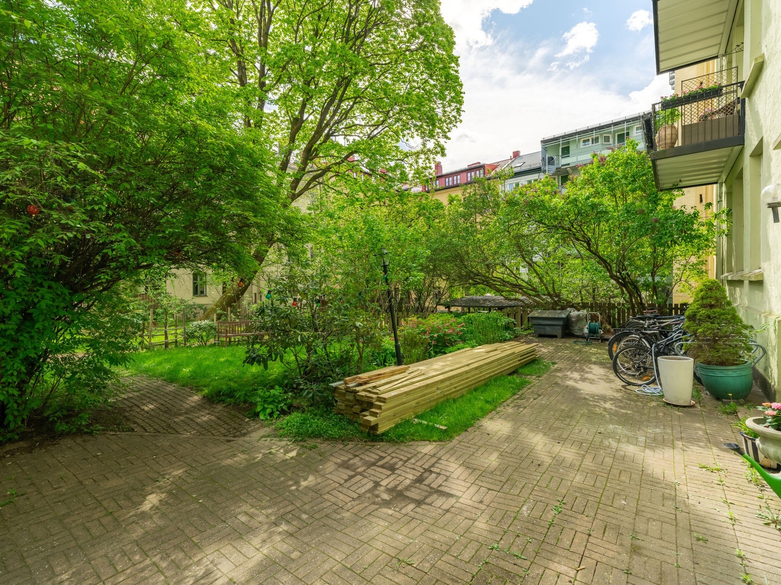 Nydelig bakgård! Never mind plankene, de blir borte straks. Galleribilde