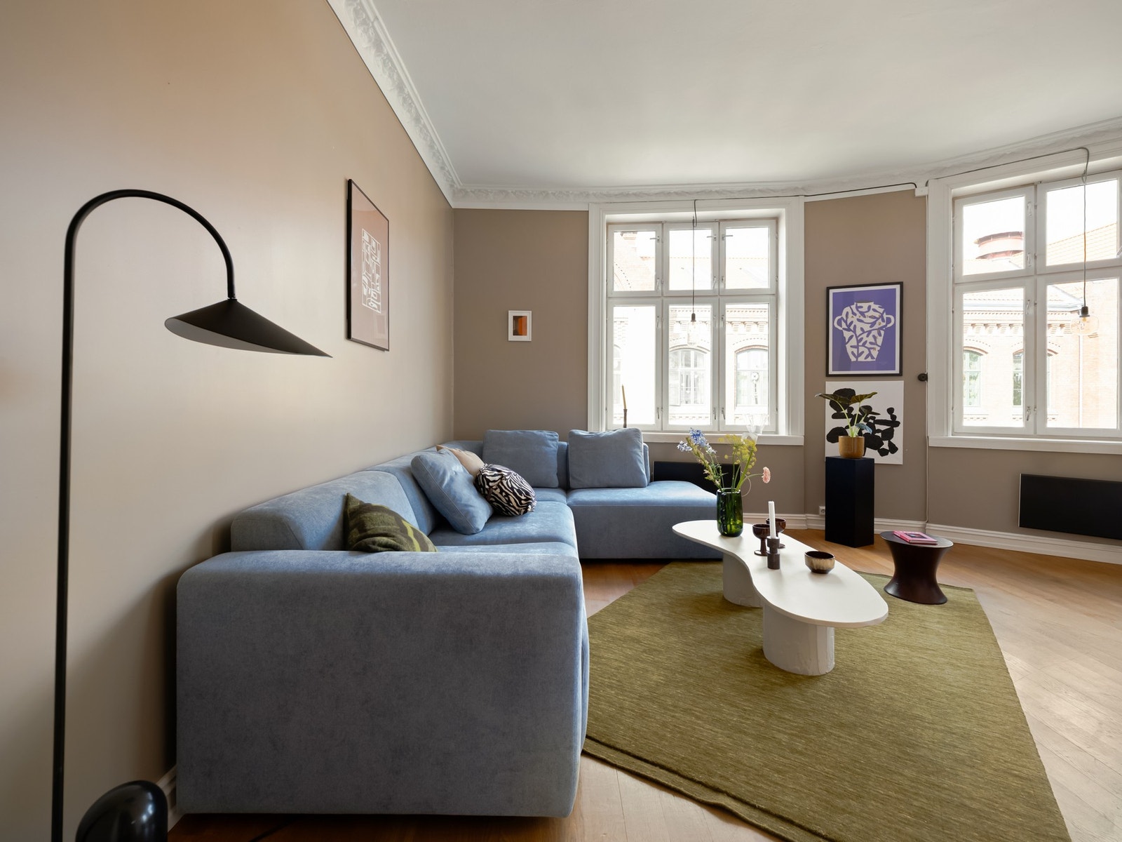 Vi starter i stua, som har helt praktfullt lys gjennom de store vinduene. Galleribilde