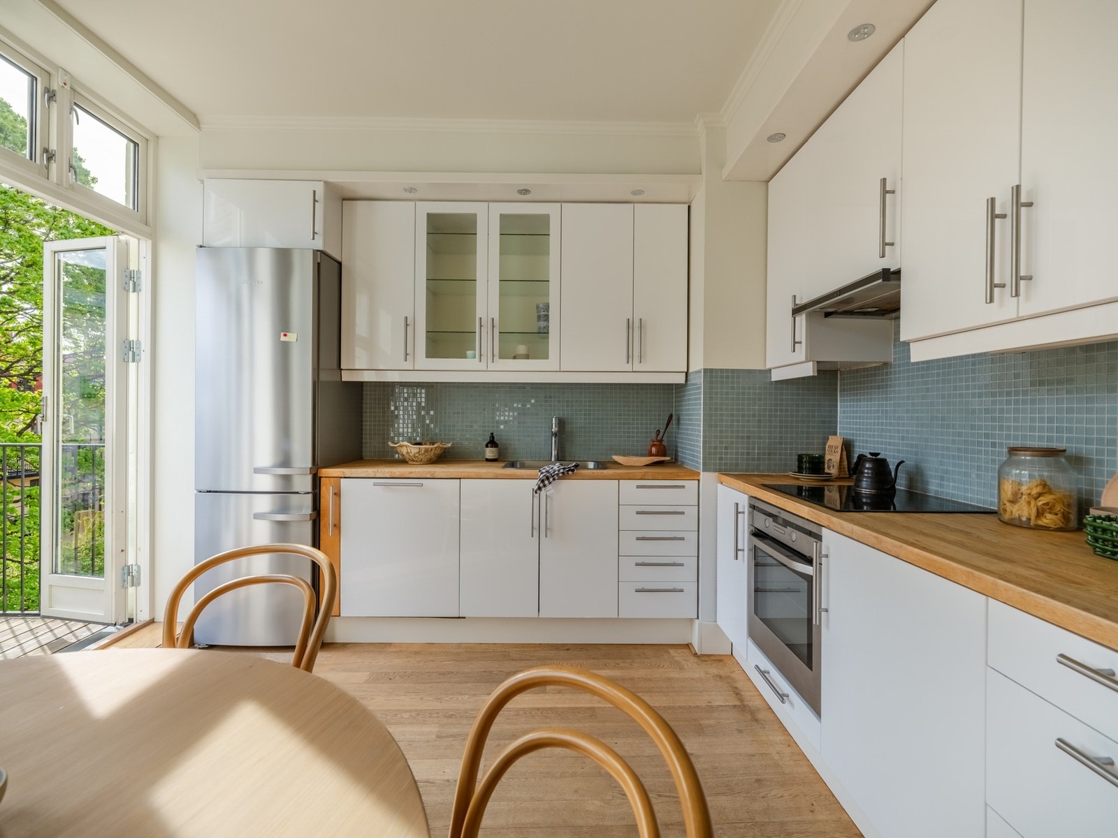 Innholdsrikt og masse skapplass. Galleribilde