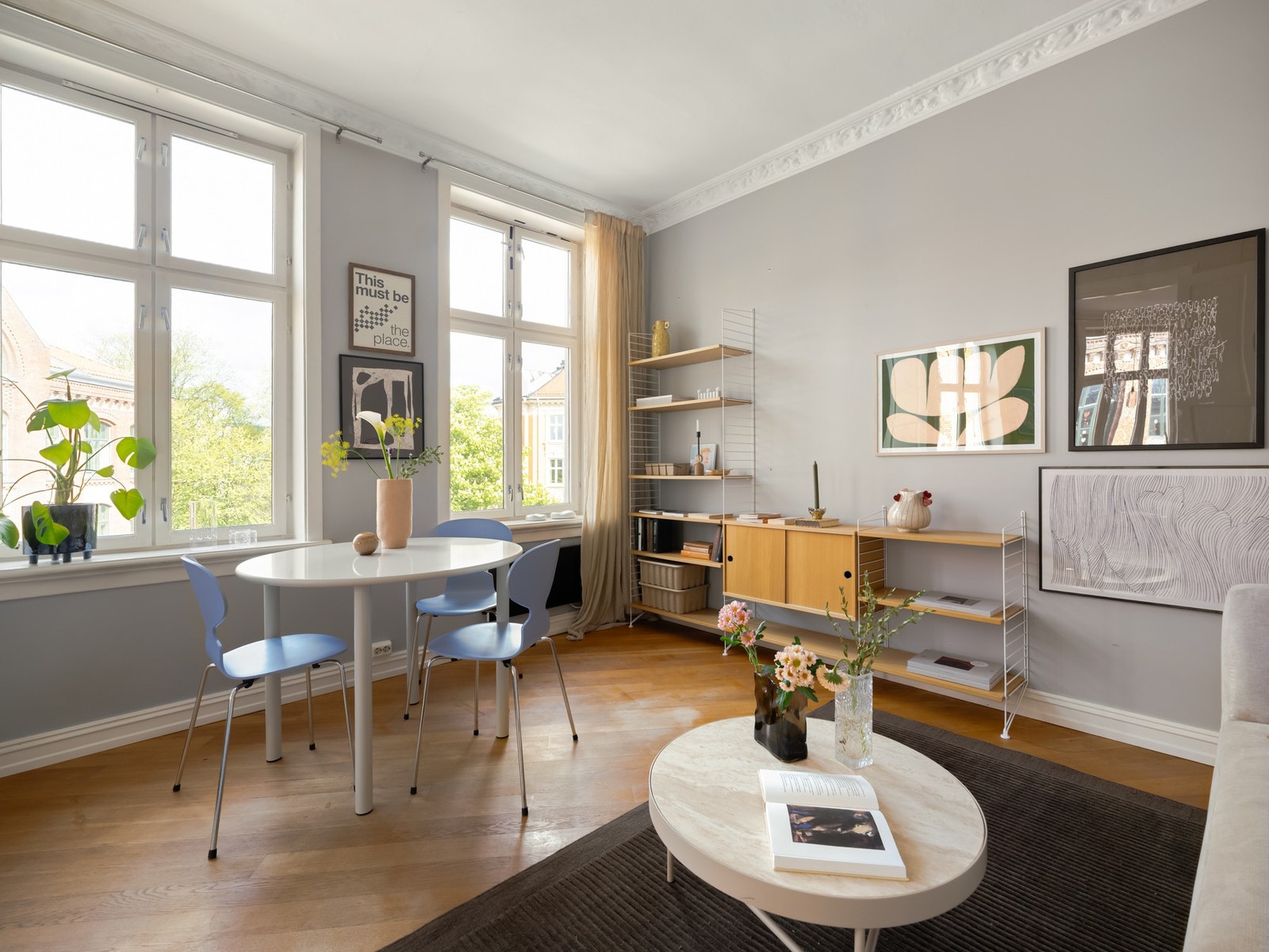 Den innerste stuen har også to store vinduer, med koselig utsikt til de grønne trærne på Ninni Roll Ankers Plass. Galleribilde