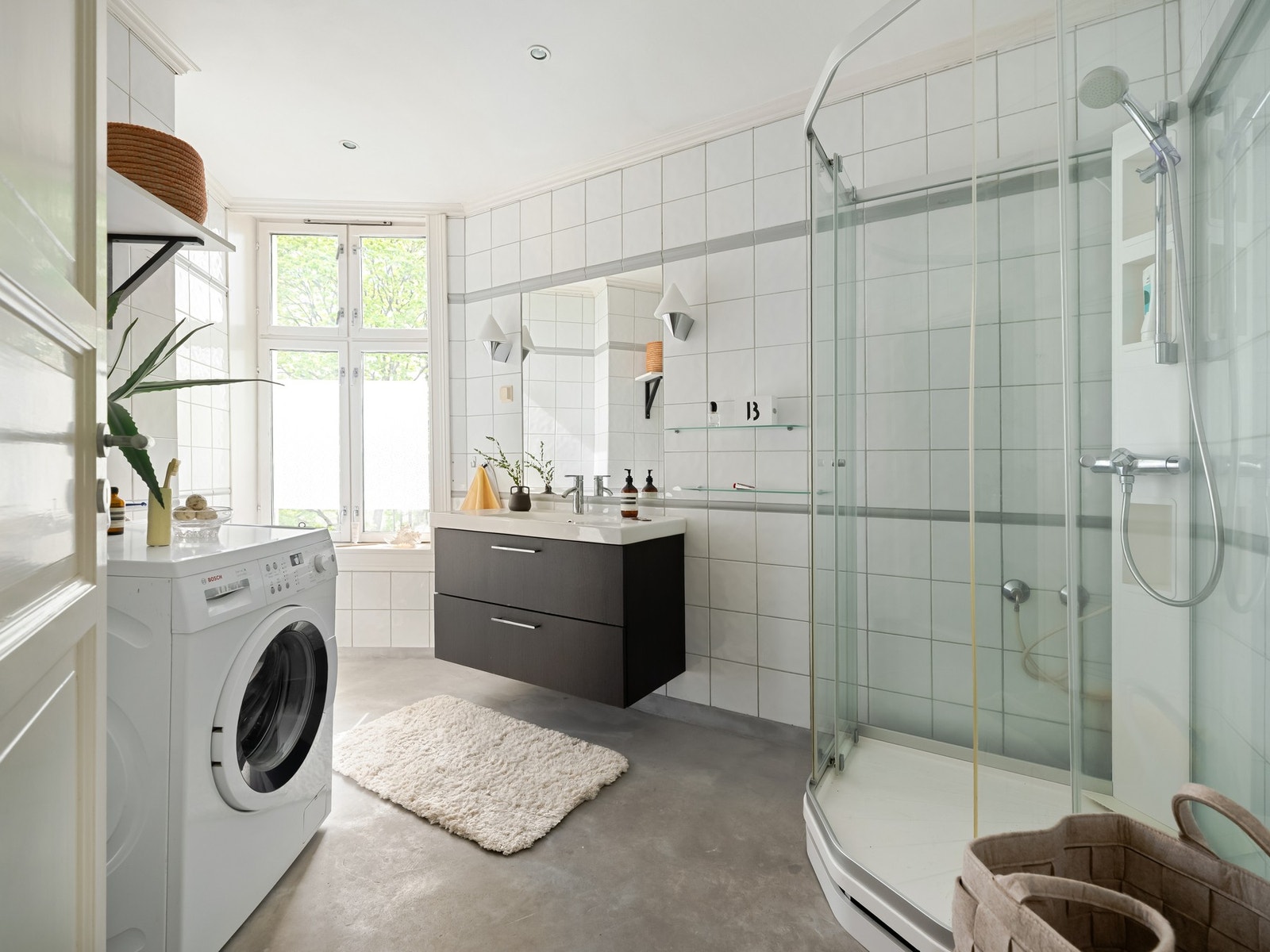 Badet er av det romslige slaget, og har mikrosement på gulvet. Galleribilde