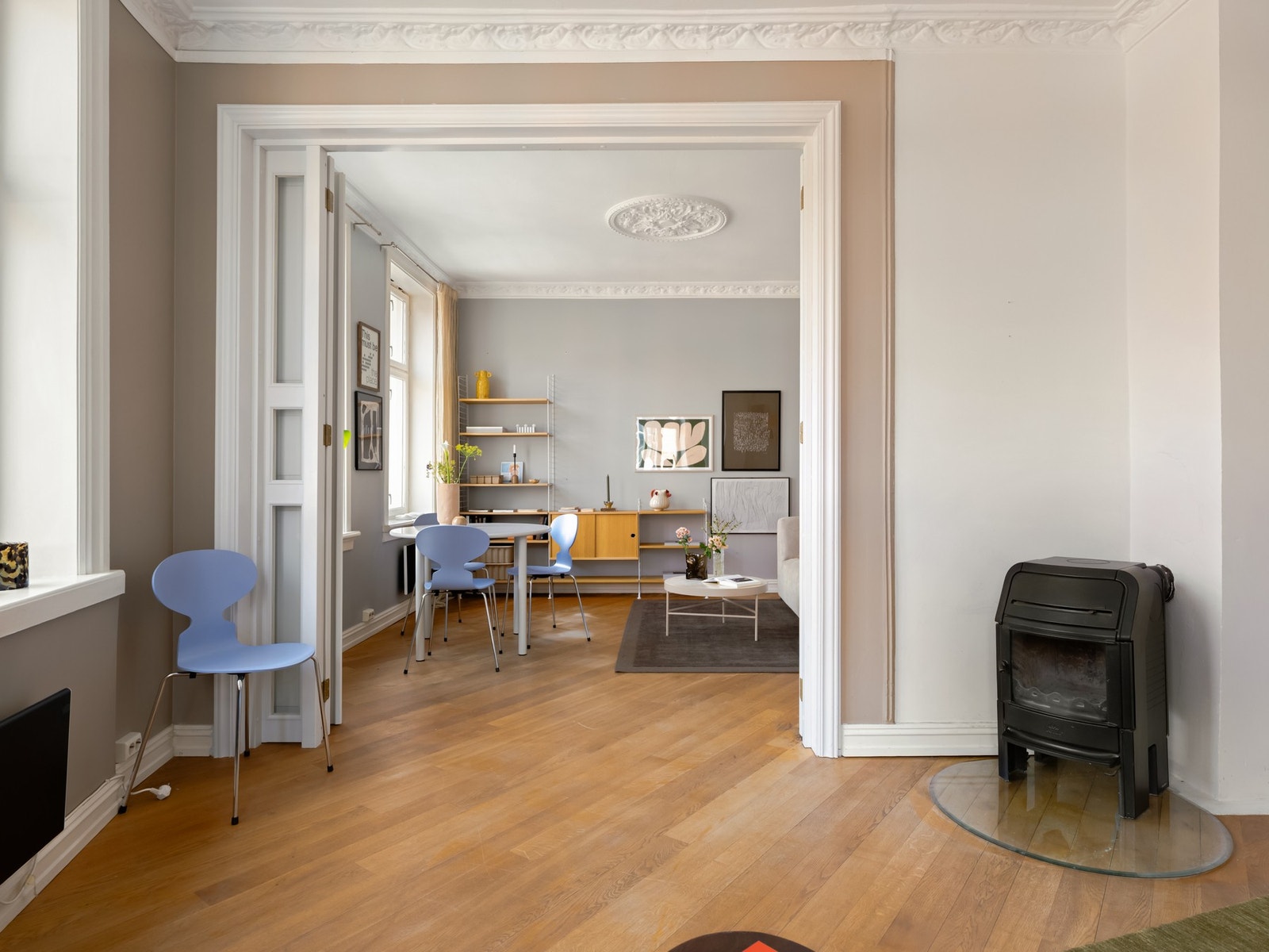 De to stuene er både skilt av, og knyttet sammen, med ekstra brede dører. Galleribilde