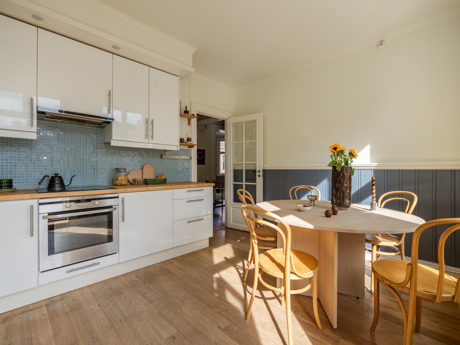 Dette er et romslig spisekjøkken. Galleribilde