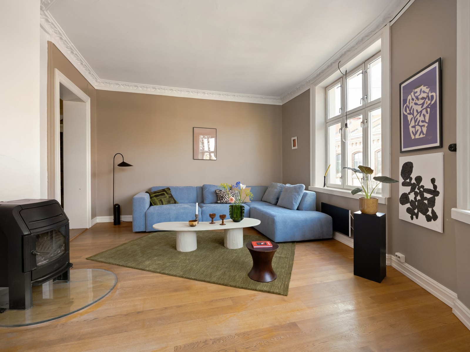 Leiligheten har i dag to stuer, der denne brukes til sofadel og peiskos. Galleribilde