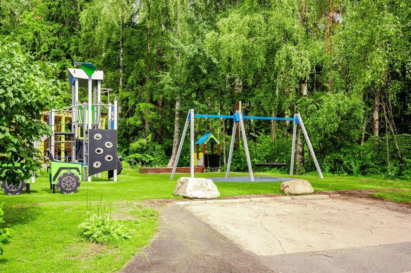 Til glede for de minste er det lekeplass på fellestomten. Galleribilde