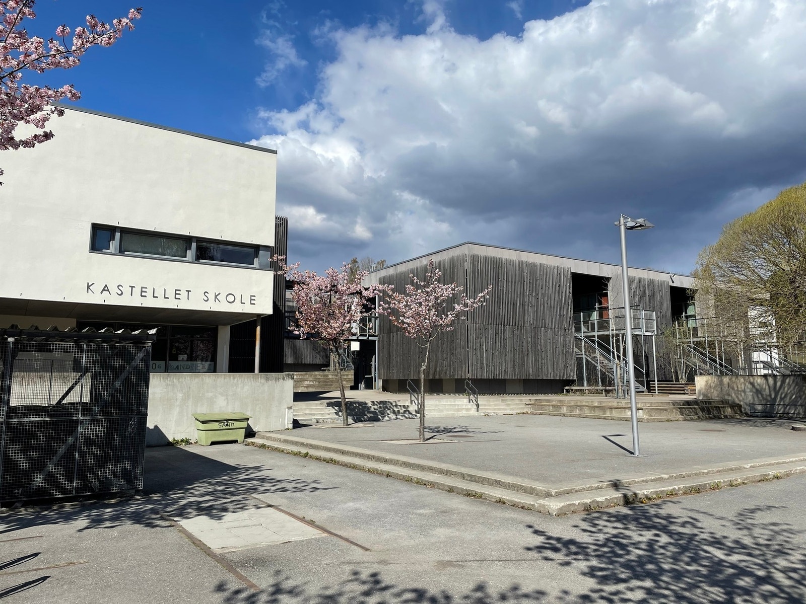Boligen sogner til Kastellet barne- og ungdomsskole, som er en meget populær skole. Galleribilde