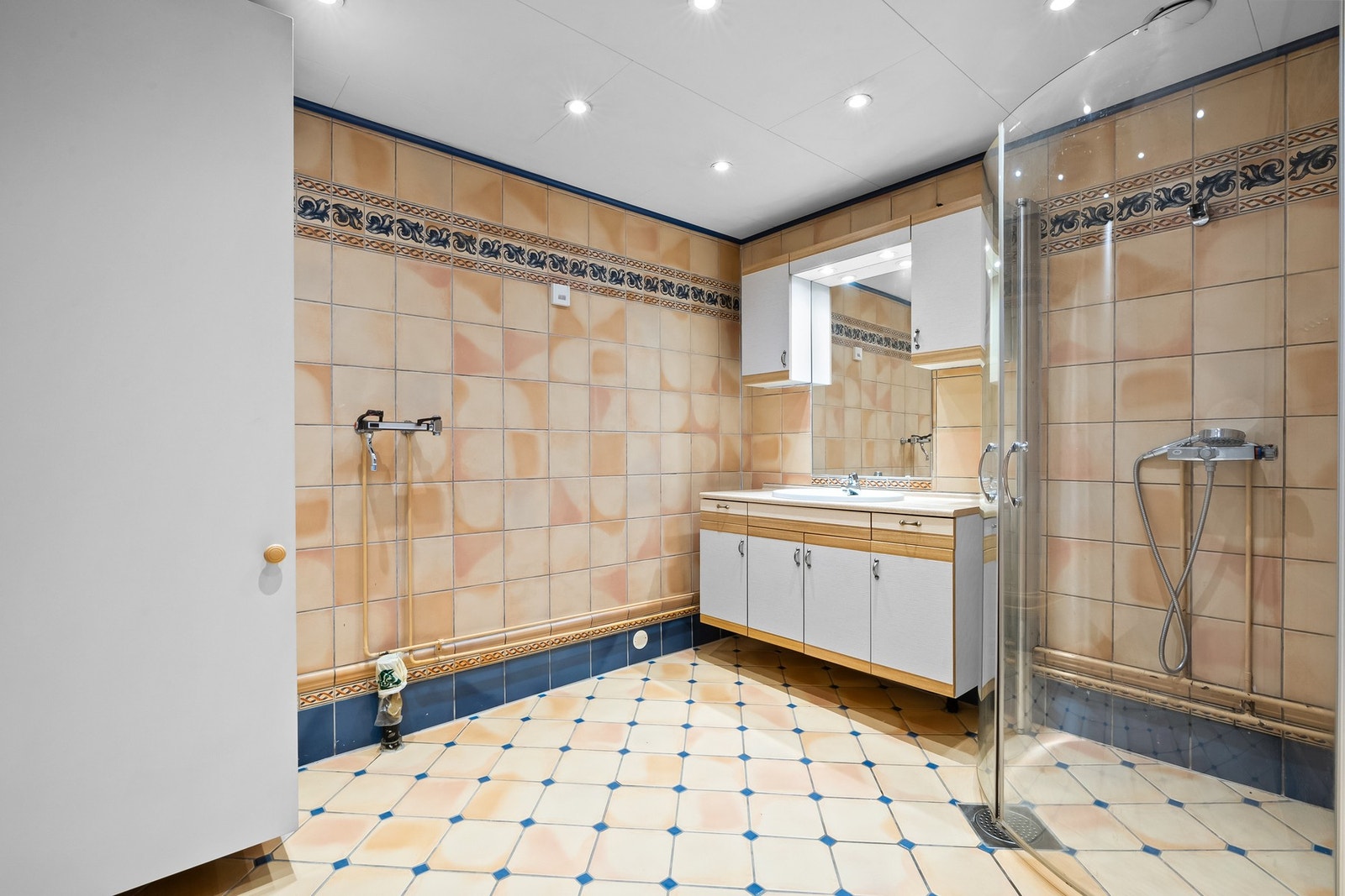 I tillegg har badet tørkeskap, samt et dusjhjørne med innfellbare vegger av glass. Galleribilde