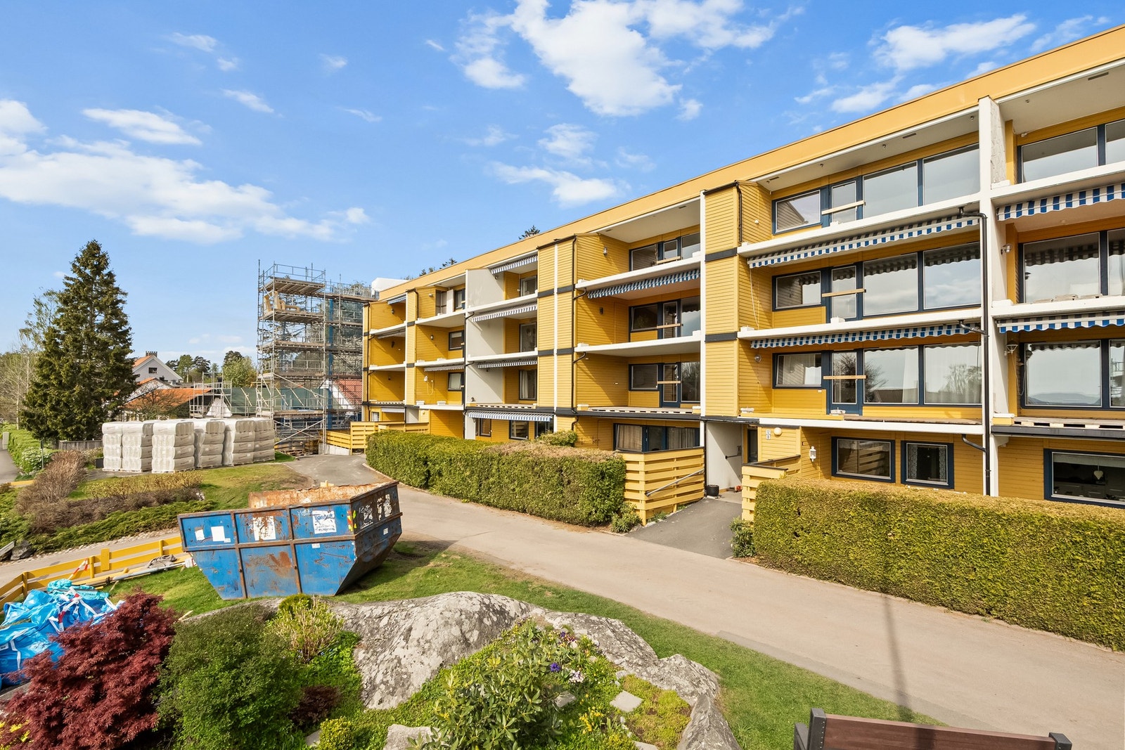 Når det pågående rehabiliteringsprosjektet er ferdig vil rekkverk på balkonger byttes fra blomsterkasser til rekkverk i perforert stål. Den gule fargen i borettslaget vil bli byttet med en grå farge. Galleribilde