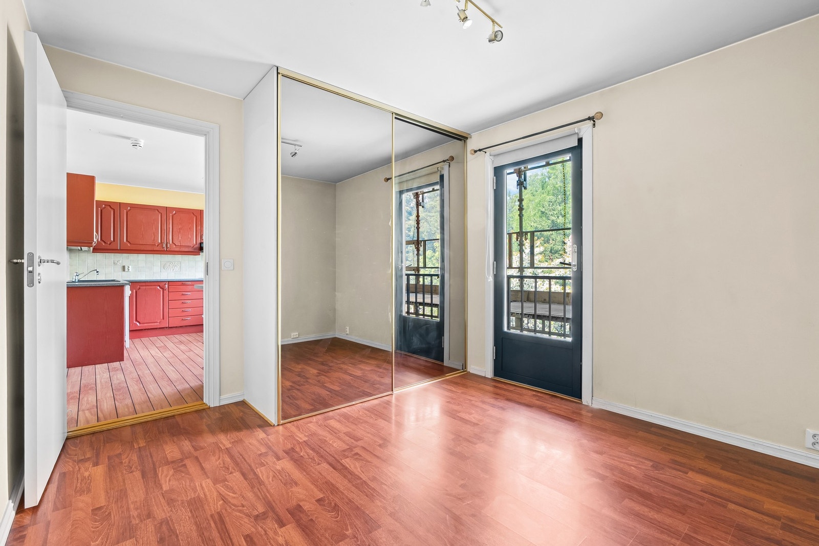 Rommet har ellers skyvedørsgarderobe for lagring. Galleribilde