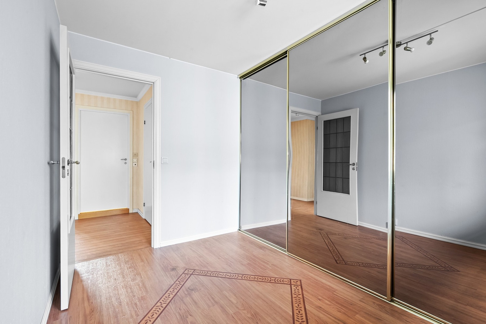 Også dette rommet har skyvedørsgarderobe for lagring. Galleribilde