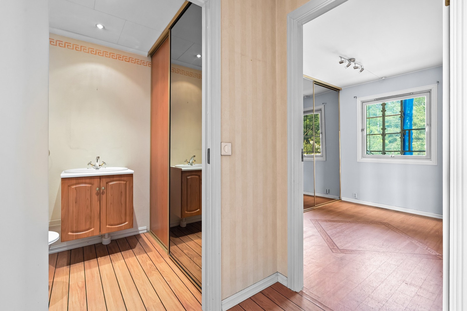 Leiligheten har bad og et praktisk, separat wc-rom. Både badet og wc-rommet holder eldre standard. Galleribilde