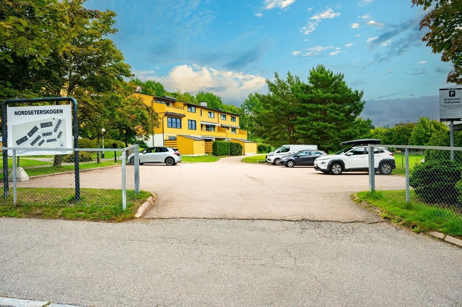 Borettslaget har 18 parkeringsplasser på gjesteparkeringsplassen. Galleribilde