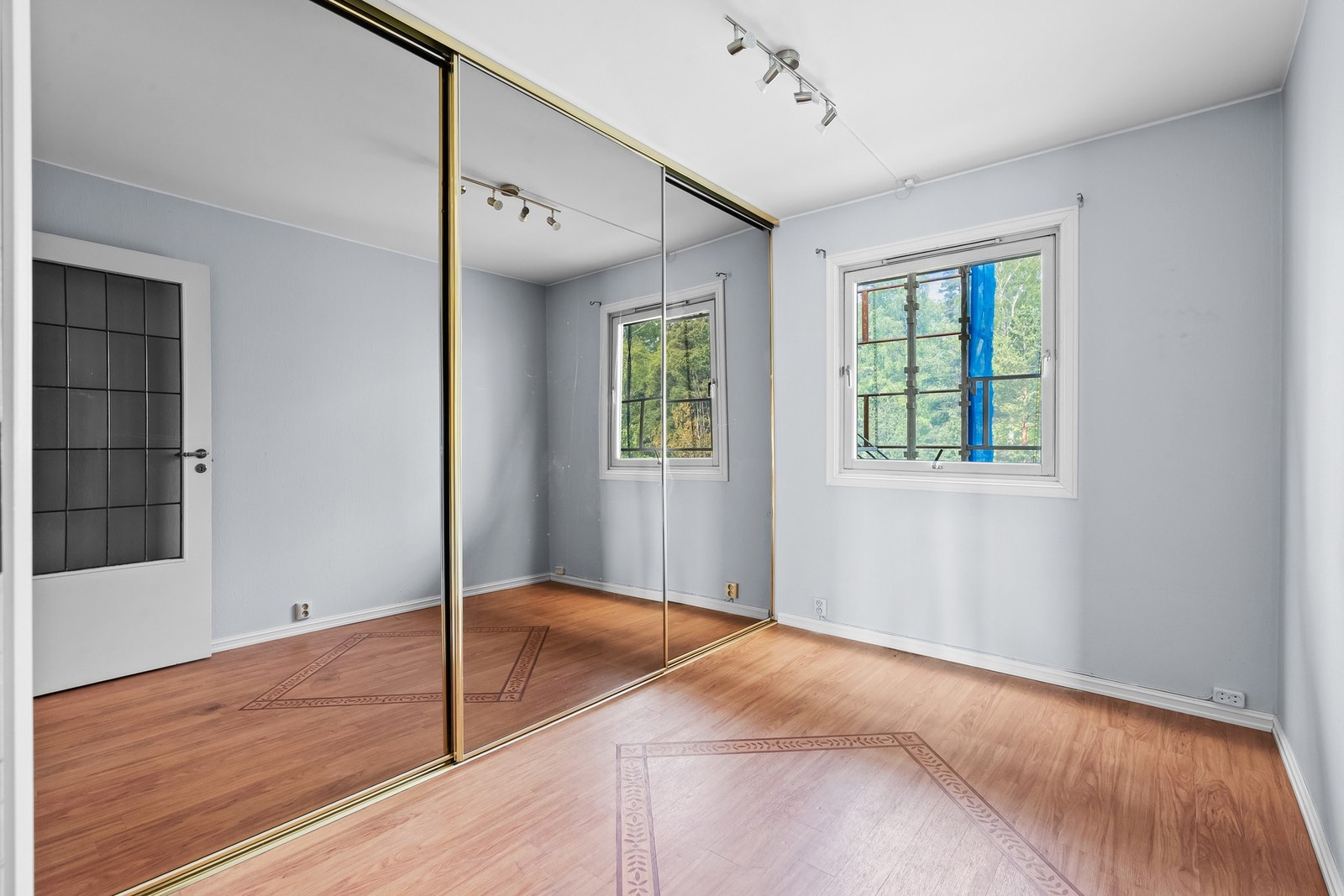 Soverom nr. 2 er også av fin størrelse og vender i likhet med det andre soverommet ut mot et rolig skogholt. Galleribilde